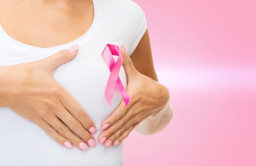 Nếu trên da hoặc quanh vùng núm vú xuất hiện các nốt mẩn đỏ hoặc phát ban, bạn cũng nên cân nhắc việc đi khám. (Ảnh minh họa)