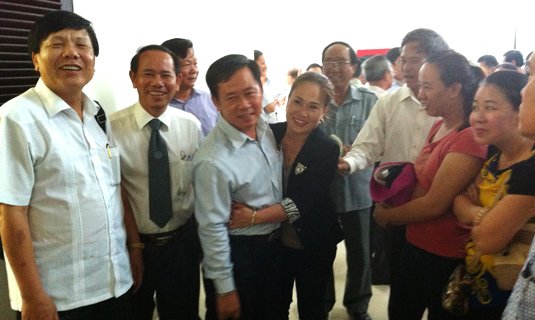 Ông Trương Huy Liệu trong vòng tay người thân, bạn bè sau lần thứ nhất tòa tuyên trả hồ sơ điều tra bổ sung. Ảnh: Sáu Nghệ