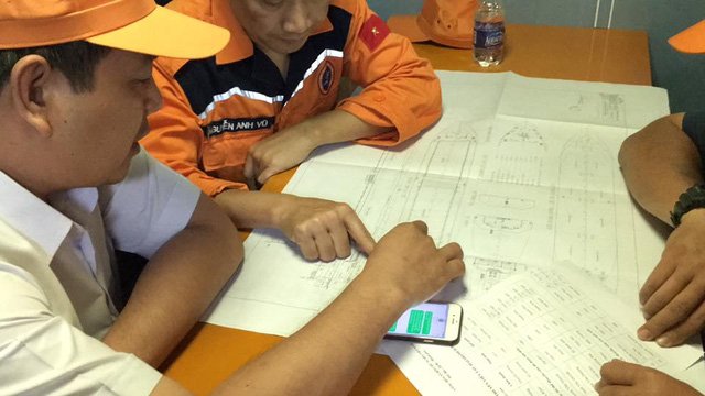 Bàn bạc tìm phương án thâm nhập tàu Hải Thành 26 (Ảnh: Phạm Thọ)