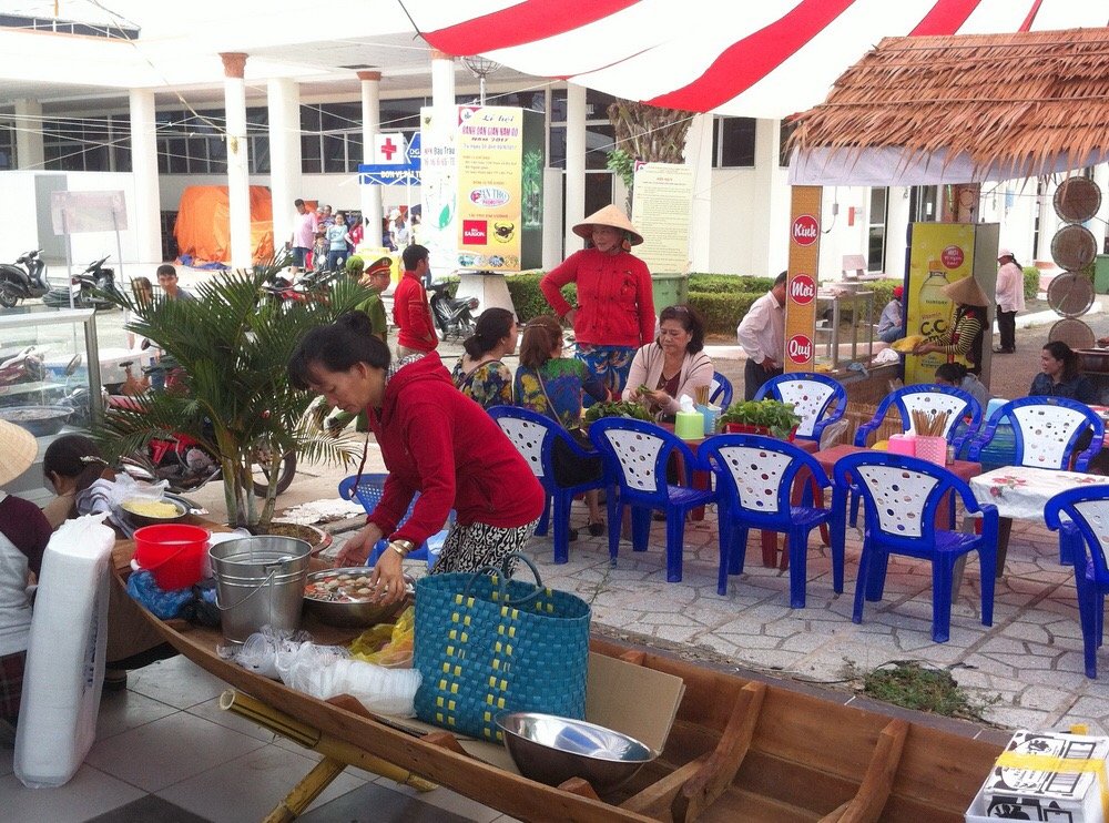 Góc tái hiện bán bánh ở chợ nổi. Ảnh: Thanh Thuý