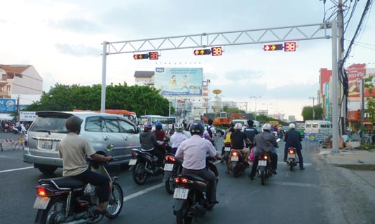 Đèn tín hiệu tại nút giao thông đường Nguyễn Văn Linh - 30 tháng 4 được đưa vào vận hành ngày 28/4.