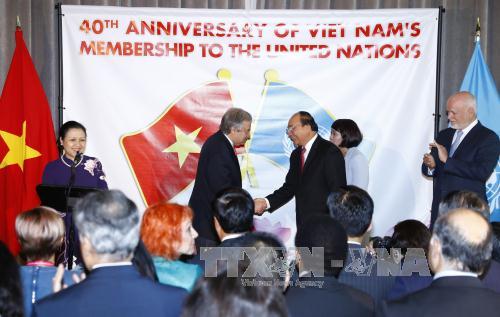 Tổng Thư ký Liên hợp quốc Antonio Guterres (trái) chào mừng Thủ tướng Nguyễn Xuân Phúc dự lễ kỷ niệm. Ảnh: Thống Nhất/TTXVN