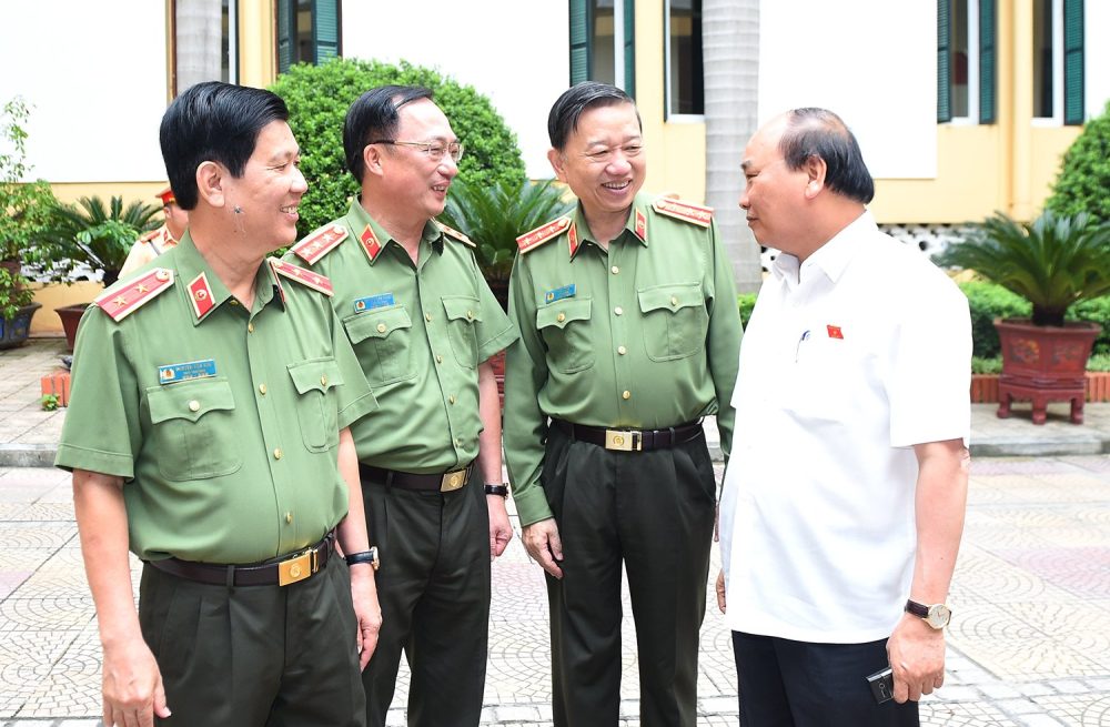 Thủ tướng Nguyễn Xuân Phúc trò chuyện với các đại biểu tham dự hội nghị. Ảnh: VGP/.Quang Hiếu 