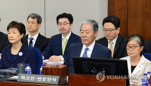 Bà Park Geun-hye (hàng đầu bên trái) và bà Choi Soon-sil (hàng đầu bên phải) tại phiên xét xử.