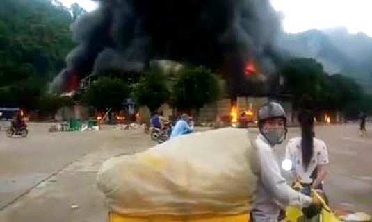 Cháy lớn bao chùm toàn bộ khu chợ Tân Thanh.