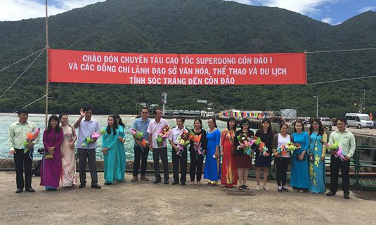 Tặng hoa cho một số hành khách đầu tiên lên Côn Đảo