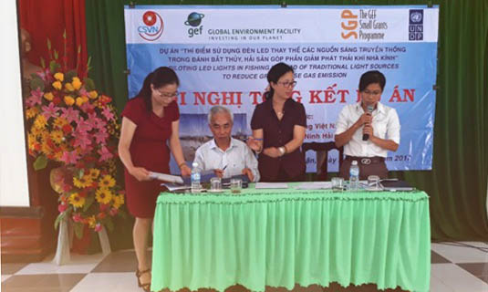 GS Nguyễn Đức Chiến, Trưởng ban điều hành dự án và Điều phối viên GEF Nguyễn Thị Thu Huyền tại Lễ bàn giao hệ thống đèn LED cho đại diện UBND xã Thanh Hải