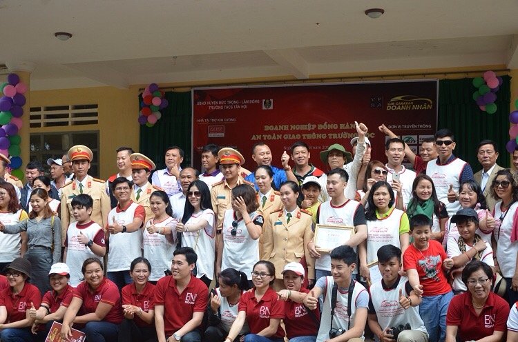 Các thành viên chụp ảnh lưu niệm