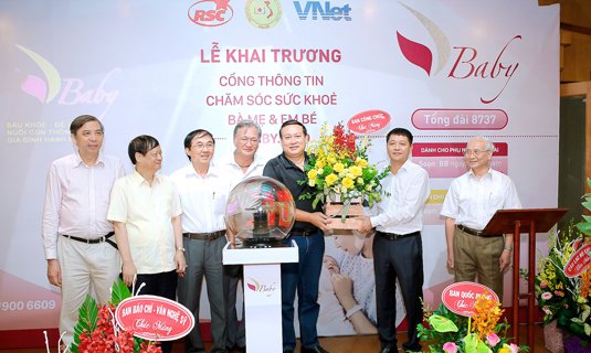 Chủ tich CLB Sao đỏ Trần Thư và đại diện các Ban của CLB Sao đỏ tặng hoa chúc mừng Lễ Khai trương.
