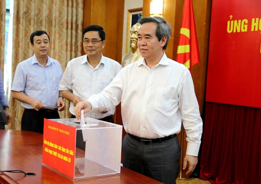 Đồng chí Nguyễn Văn Bình và lãnh đạo Ban Kinh tế trung ương tại lễ phát động 