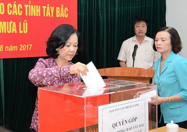 Đồng chí Trương Thị Mai ủng hộ đồng bào các tỉnh Tây Bắc bị thiên tai.