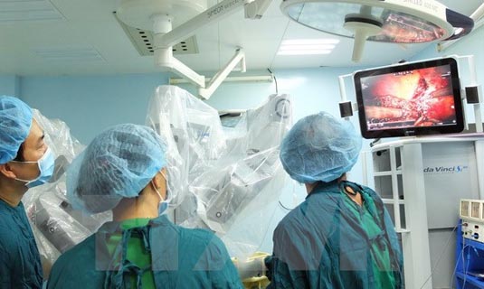 Các bác sỹ Khoa Ngoại Gan Mật (Bệnh viện Bình Dân) thực hiện phẫu thuật robot cắt trọn vẹn hạ phân thùy gan II, III cho người bệnh.