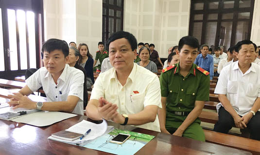 Ông Hoàng Đức Thắng là Trưởng đoàn Đại biểu Quốc hội tỉnh Quảng Trị (bên phải, bàn đầu) có mặt suốt phiên tòa để giám sát.