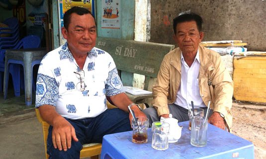 Ông Tấn (phải) và ông Dồi sau khi làm việc với Công an Cần Thơ.