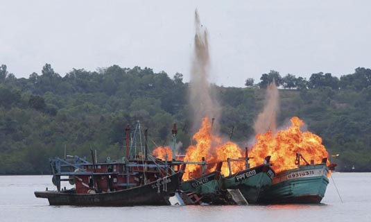 Indonesia phá hủy nhiều tàu cá nước ngoài xâm phạm vùng biển (ảnh Thanh Niên)