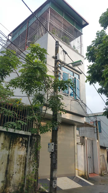 Nhà bà Nguyễn Thị Tuyết được xây dựng kiên cố 2 tầng 1 tum. Ảnh: PV