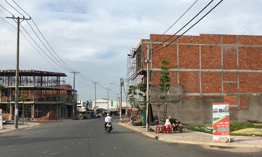 Nhiều tòa nhà đang cất trên đất nông nghiệp chưa chuyển mục đích sử dụng ở khu dân cư Thiên Ngọc