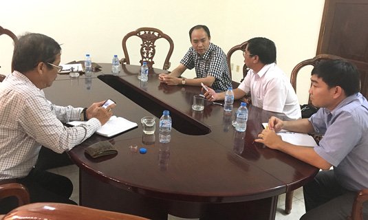 Ông Lâm Quang Thi (thứ hai từ trái) làm việc với các phóng viên