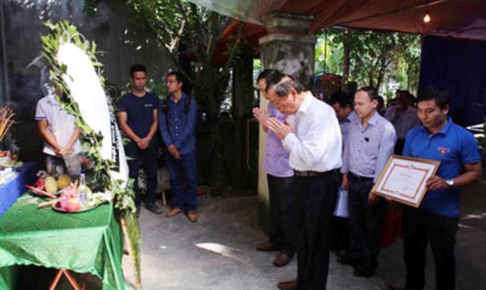 Đại diện Hội Nhà báo Việt Nam đã tới viếng và truy tặng Bằng khen cho phóng viên Đinh Hữu Dư