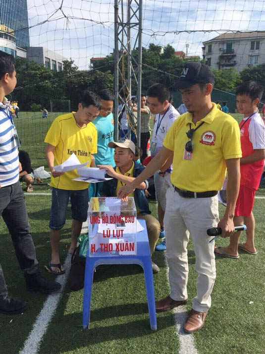 Ban tổ chức đang quyên góp từ thiện.