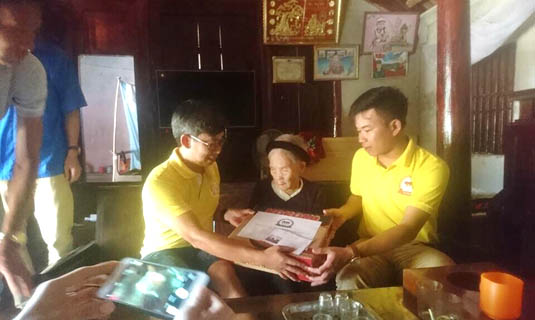 Những món quà được trao tận tay đến người dân vùng lũ.
