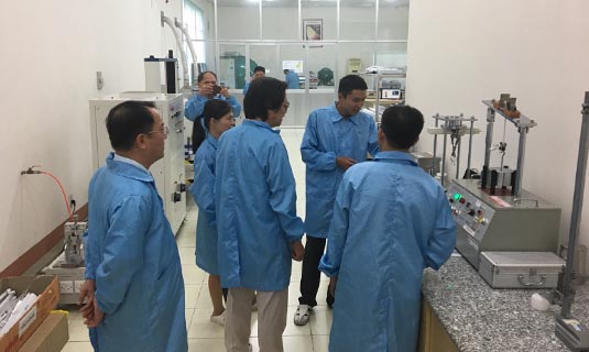 Các chuyên gia DA cùng các thành viên Ban QLý DA LED thăm quan hệ thống kiểm tra chất lượng sản của công ty CP Điện Quang