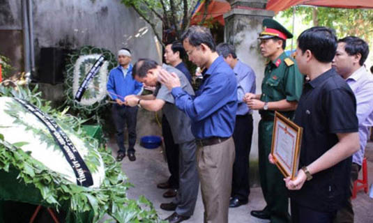 Đoàn lãnh đạo tỉnh Yên Bái do ông Tạ Văn Long, Phó Bí thư thường trực UBND tỉnh dẫn đầu