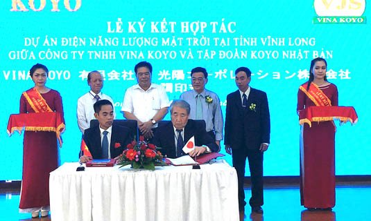 Đại diện hai bên ký hợp đồng.