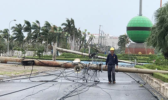 Lưới điện ở đô thị tỉnh Phú Yên bị bão tàn phá.