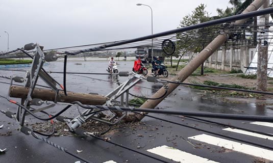 Lưới điện ở đô thị tỉnh Phú Yên bị bão tàn phá.