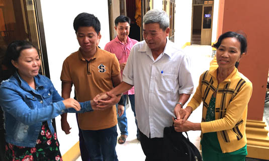 Bà Tuyết (bìa phải) cùng người thân vui mừng sau khi tòa tuyên án.