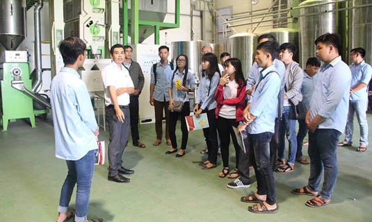 Trong phân xưởng chế biến nông sản của Vườn ươm.