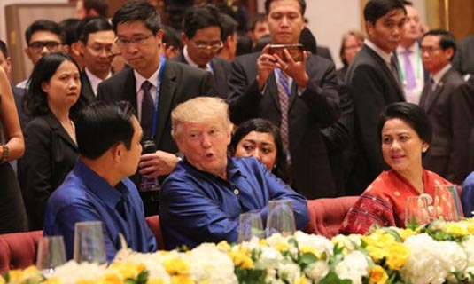 Tổng thống Mỹ Donal Trump trò chuyện với Thủ tướng Thái Lan trong bữa tiệc. Ảnh: PV 