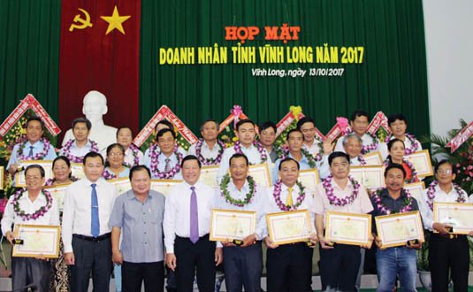 Ông Đào Thanh Liêm (hiện rõ ở lẵng hoa bên phải tượng Bác) được UBND tỉnh Vĩnh Long tặng thưởng giải doanh nhân tiêu biểu.
