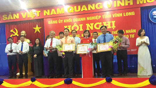 Ông Đào Thanh Liêm (bìa phải hàng đầu) được Đảng ủy Khối doanh nghiệp tỉnh Vĩnh Long khen thưởng về thành tích trong phong trào “Học tập và làm theo tư tưởng, đạo đức, phong ca1h Hồ Chí Minh”.