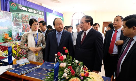 Thủ tướng Nguyễn Xuân Phúc, nguyên Tổng Bí thư Nông Đức Mạnh dự Hội nghị. - Ảnh: VGP/Quang Hiếu