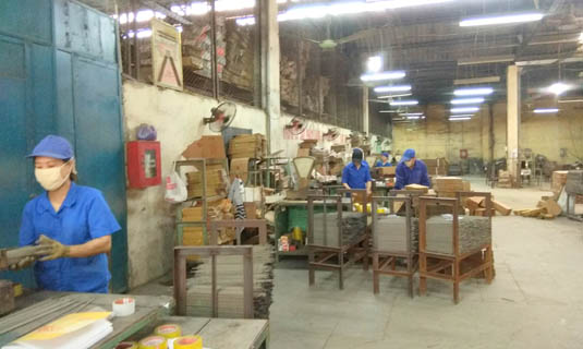 Sản xuất que hàn điện tại nhà máy ở Thường Tín, Hà Nội.