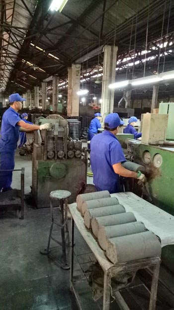 Sản xuất que hàn điện tại nhà máy ở Thường Tín, Hà Nội.
