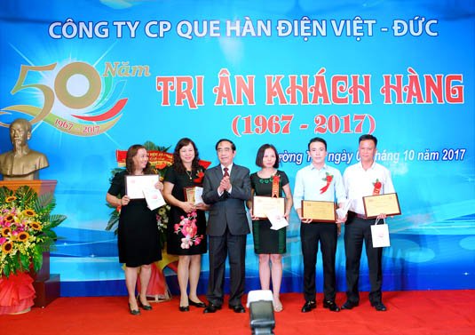 Ông Ngô Bá Việt CTHĐQT, Giam đốc cty trao tạng phần thưởng cho các đại lý có nhiều thành tích trong kinh doanh.