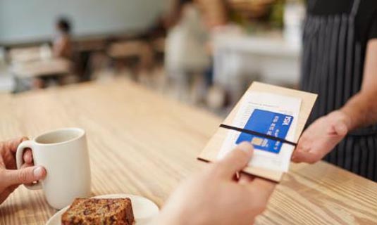 Dự thảo có lợi ích chống chảy máu ngoại tệ và hạn chế không dùng tiền mặt, tránh rủi ro khi dùng thẻ tín dụng. Ảnh: Visa