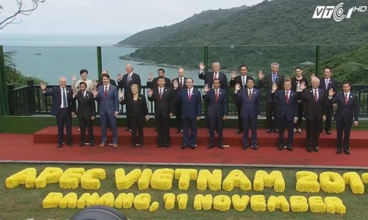 Các nhà Lãnh đạo kinh tế APEC chụp ảnh kỷ niệm chung.
