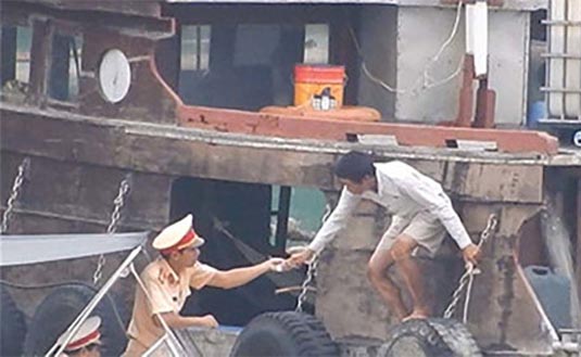  Lãnh đạo CSGT, TTGT trả lời về "quy trình" làm việc chớp nhoáng trên sông Đồng Nai. (Nguồn thanhnien.vn)