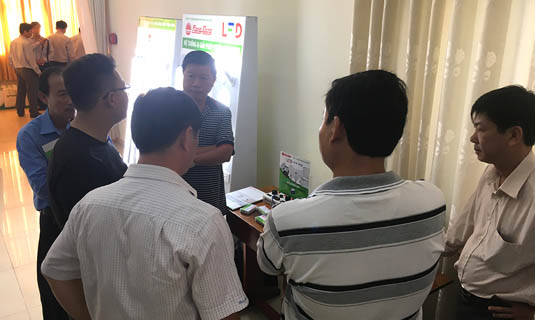 Các đại biểu quan tâm thiết bị chiếu sáng của Rạng Đông giới thiệu.