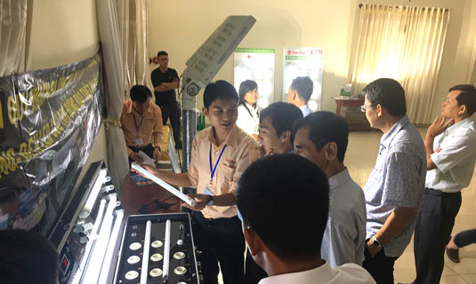 Tìm hiểu các loại đèn LED của DUHAL giới thiệu tại hội trường.
