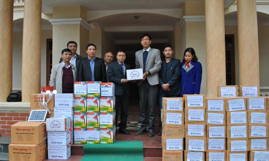 PGS.TS Nguyễn Hồng Tiến, CT Hội CSVN trao tặng máy phát điện mặt trời Sola cho bà co bị thiên tai xã Đồng Nghê và Suối Nánh, huyện Đà Bắc.