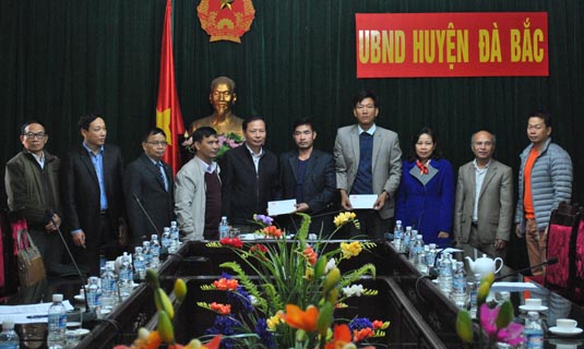 -Thay mặt cho Cty Hapulico, ông Đoàn Văn Hào Chủ tịch công đoàn cty Hapulico trao tặng quà của công ty cho Chủ tịch hai xã Đồng Nghê và Suối Nánh