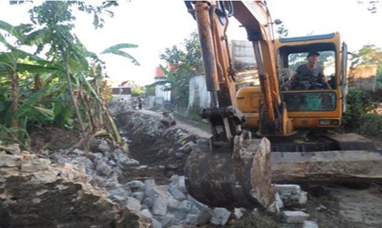 Người dân tự nguyện hiến đất, tường rào làm giao thông nông thôn.