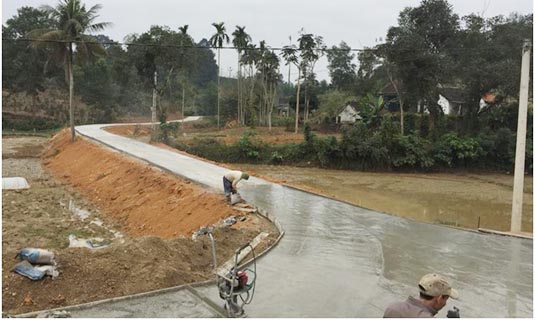 Đường giao thông nông thôn được xây dựng mới đi các thôn bản trong xã.