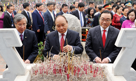 Thủ tướng Nguyễn Xuân Phúc và các đại biểu dâng hương, hoa tại Tượng đài Hoàng đế Quang Trung.