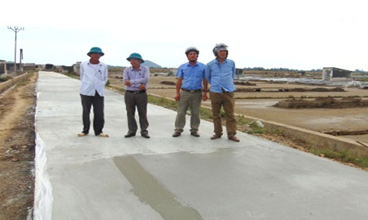 Đường vào vùng sản xuất muối ở xã An Hoà được bê tông hoá kiên cố.